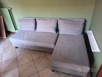 divano letto con penisola e contenitore Ikea 