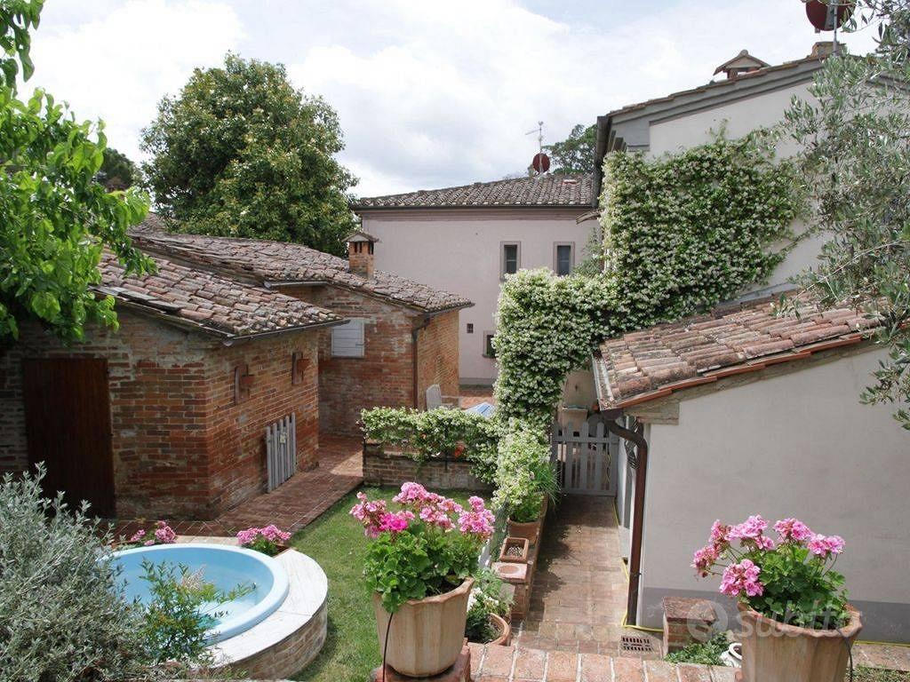 Rustico / Casale di 500 m² con 5 locali e box auto - Vista 2