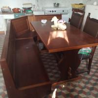 panca angolare in legno e tavolo 