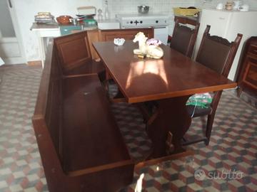 panca angolare in legno e tavolo 