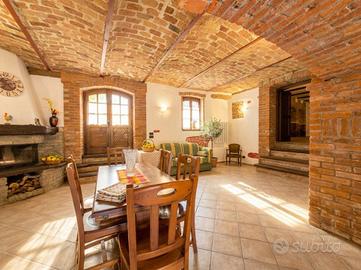 Rustico / Casale di 528 m² con più di 5 locali e b