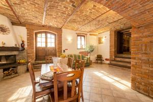 Rustico / Casale di 528 m² con più di 5 locali e b