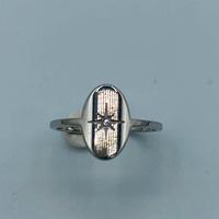 Anello con decorazione centrale