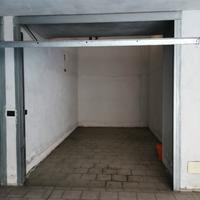 Ampio box auto in centro Bra, comodo ai servizi