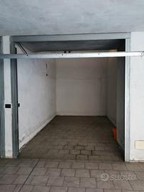 Ampio box auto in centro Bra, comodo ai servizi