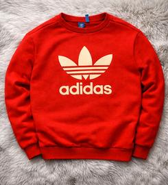 felpa rossa dell'adidas con logo bianco al centro.