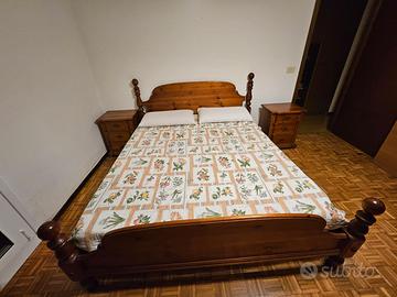 Camera da letto matrimoniale in legno massello