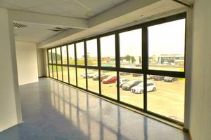 Ampio ufficio con parcheggio