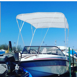 Barca a motore con carello da ammaraggio