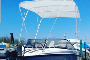 Barca a motore con carello da ammaraggio