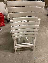 Sedie in plastica bianche da pulire