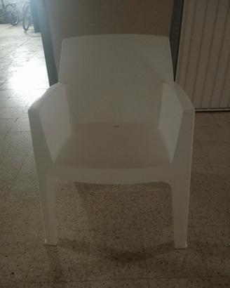 n.4 poltroncina in resina 