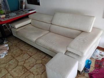 divano in pelle color panna con poggiapiedi