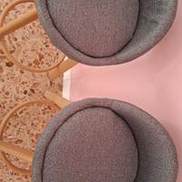 Sgabelli imbottiti con gambe in metallo