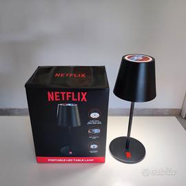 Lampada da tavolo LED portatile con logo Netflix. 