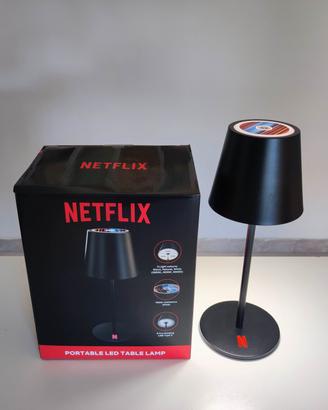 Lampada da tavolo LED portatile con logo Netflix. 