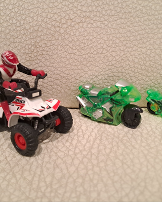 Quad con pilota e moto con carica per bambini