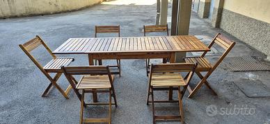 Tavolo in legno da giardino con sedie
