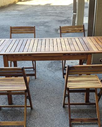Tavolo in legno da giardino con sedie