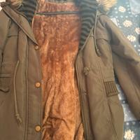 Parka verde con pelo