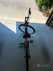 Bicicletta mountain bike