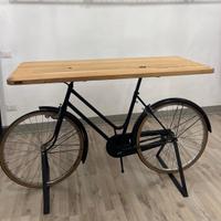 Tavolo fatto con una vecchia bicicletta