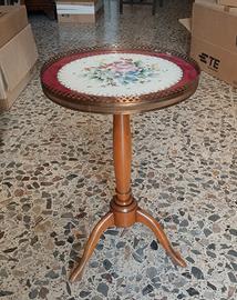 Tavolino con ripiano in ceramica dipinta a mano
