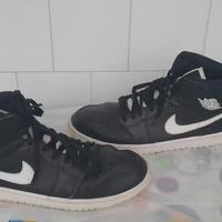 Nike Air Jordan 1 Mid bianche e nere da uomo