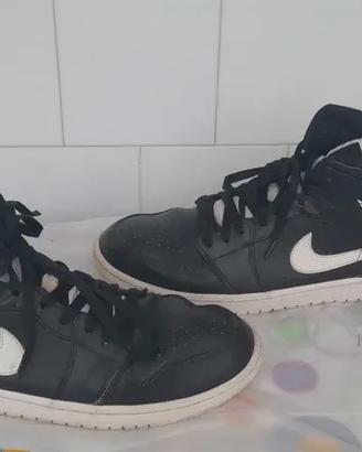 Nike Air Jordan 1 Mid bianche e nere da uomo