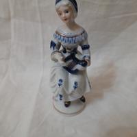 statuina damina che suona la lira