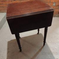 Coppia di comodini in legno, facile lo spostamento