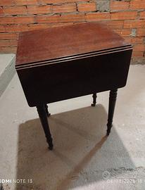 Coppia di comodini in legno, facile lo spostamento