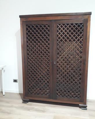 Mobile armadio in legno scuro a due ante