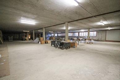 Immobile di 1370 m² a Osio Sopra