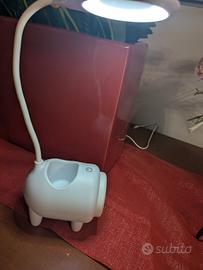 Lampada da tavolo con porta di ricarica USB