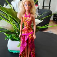 Barbie con abito lungo e collana