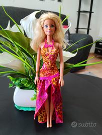 Barbie con abito lungo e collana