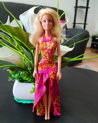 Barbie con abito lungo e collana