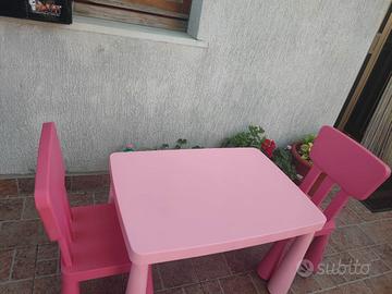tavola mammut rosa con due sedie