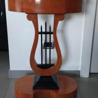 Tavolino da appoggio a forma di lira.