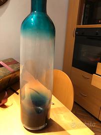 Vaso in vetro con diversi colori