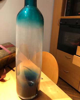 Vaso in vetro con diversi colori