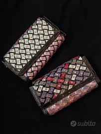 Portafoglio con strass. 