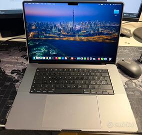 MacBook Pro 16 pollici M2 16GB e 512GB SSD.