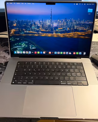MacBook Pro 16 pollici M2 16GB e 512GB SSD.