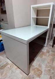 Scrivania con libreria.