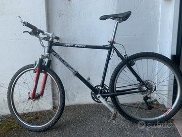 Bicicletta Mountain Bike