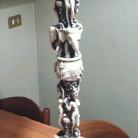 colonna in resina in stile indiano.