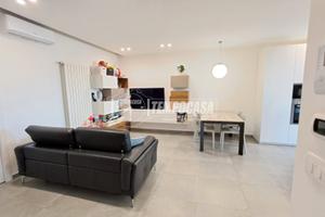 Rifinitissimo trivani con terrazzo e box auto!