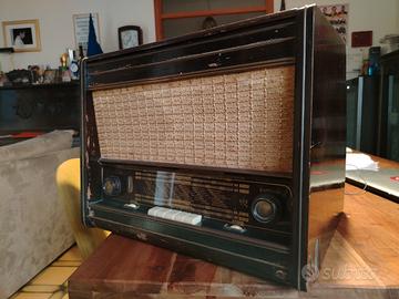 Radio d'epoca a valvole con giraidischi